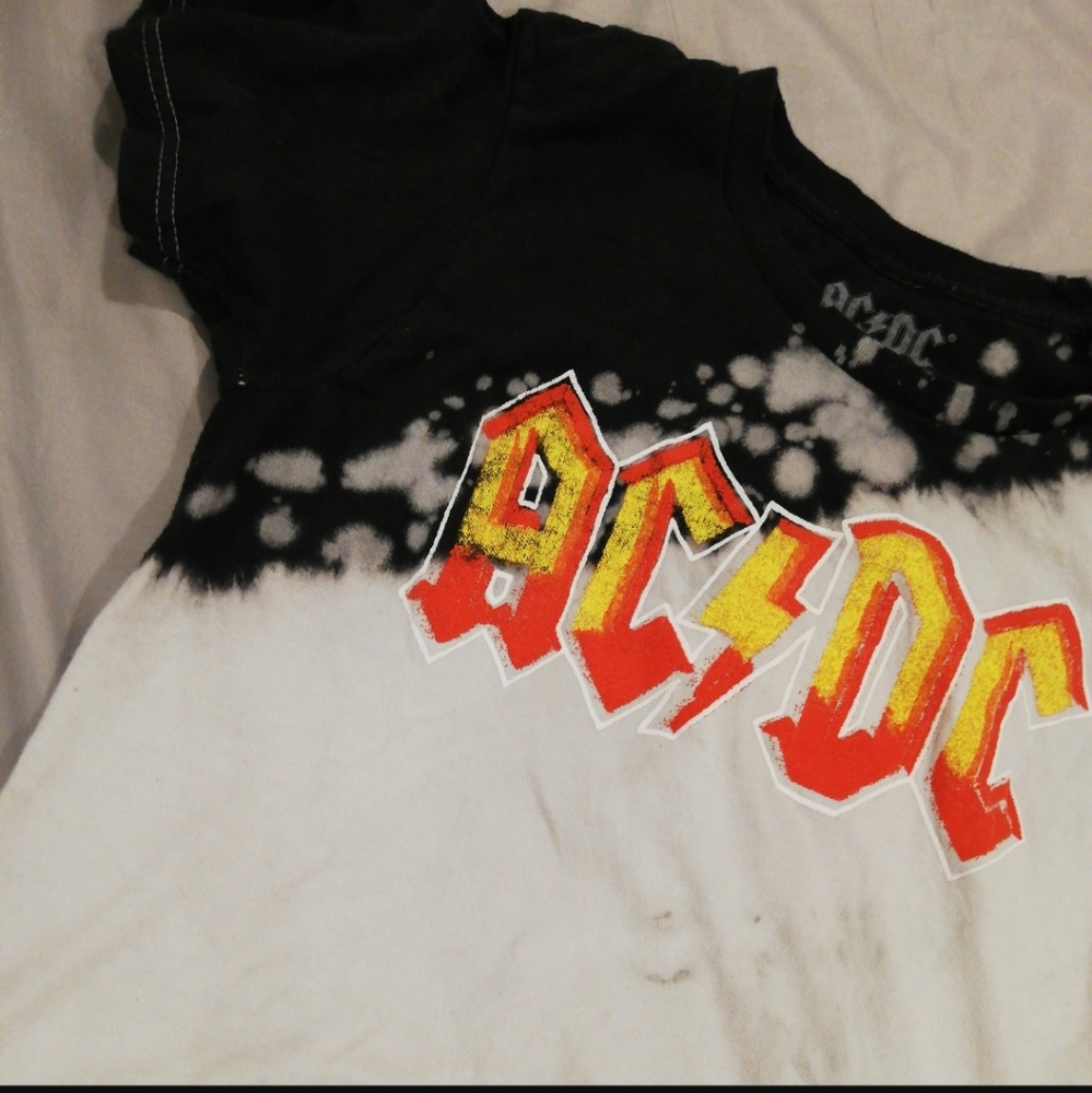 Cropped ACDC shirt - Picture 2 of 3